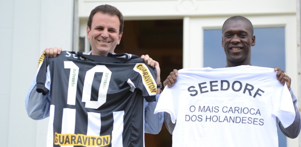 Paes posou ao lado de Seedorf com camisa do Botafogo e outra peça com homenagem