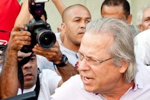 Em sua última aparição pública, José Dirceu chega para votar em São Paulo, no domingo (7)