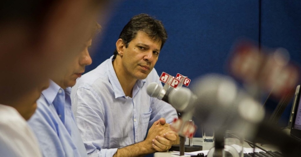 13.mar.2012 - Pré-candidato do PT à Prefeitura de São Paulo, Fernando Haddad, dá entrevista ao vivo ao programa Hora da Verdade da Rádio Jovem Pan