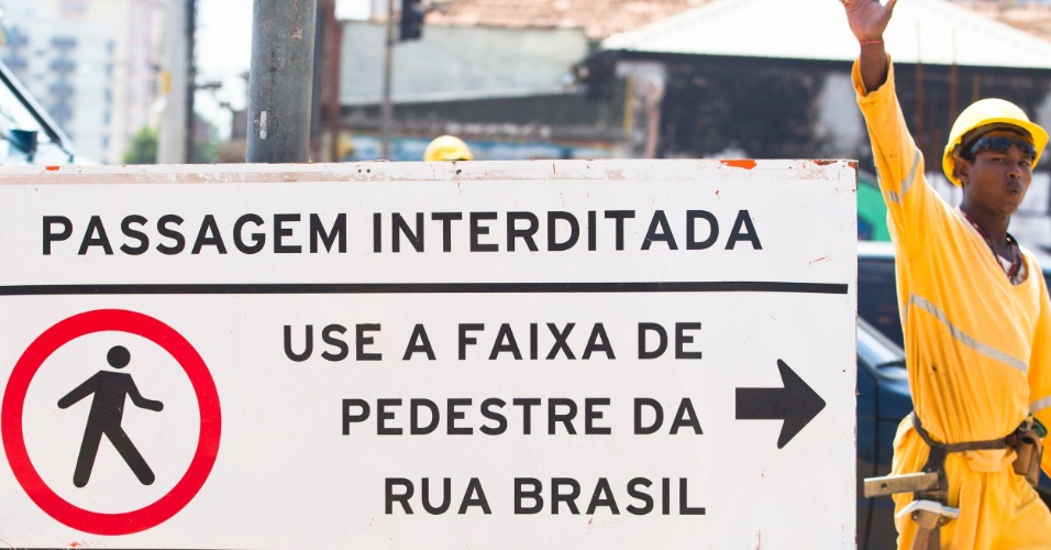Faixa de pedestres interditada por causa de obras na av. Lions com a av. Vergueiro, na região do Rugde Ramos