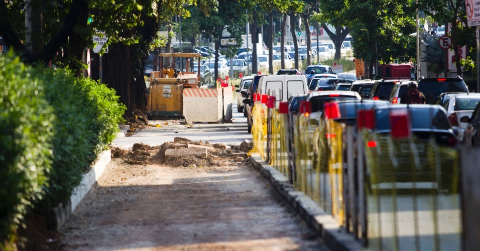 Obras no corredor de ônibus da avenida Rebouças interditam uma faixa da via, na zona oeste da capital paulista 