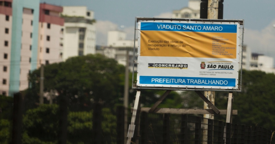 Placa anuncia obras no viaduto Santo Amaro, na zona sul de São Paulo 