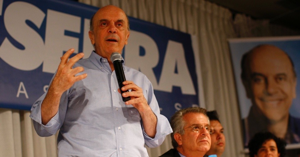 José Serra vai ao clube Esperia, na zona norte da capital paulista, para fazer campanha para a sua candidatura à Prefeitura da cidade de São Paulo