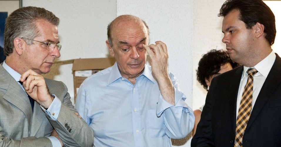 28.fev.2012 - Após a entrada de José Serra na disputa, os pré-candidatos Bruno Covas e Andrea Matarazzo desistem de concorrer