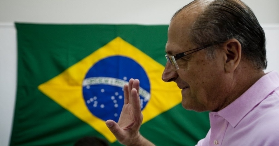  Governador do Estado de São Paulo, Geraldo Alckmin, acenou para militantes do PSDB ao votar nas prévias do PSDB à Prefeitura de São Paulo, no colégio Saint Exupery, na zona sul da capital, neste domingo (25) 