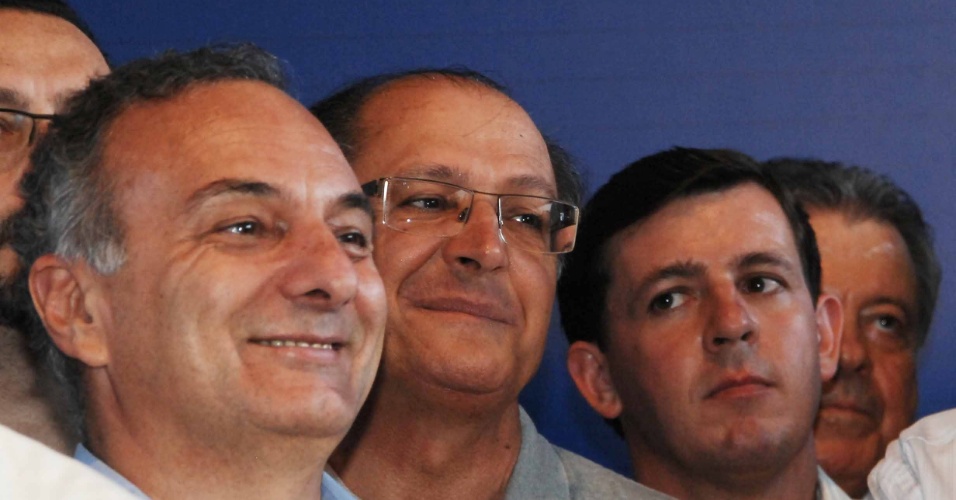 Mesmo com a minoria dos votos nas prévias do PSDB, Ricardo Tripoli (esq.) assistiu ao discurso de vitória do ex-governador José Serra, ao lado do governador Geraldo Alckmin e de outros militantes do partido 
