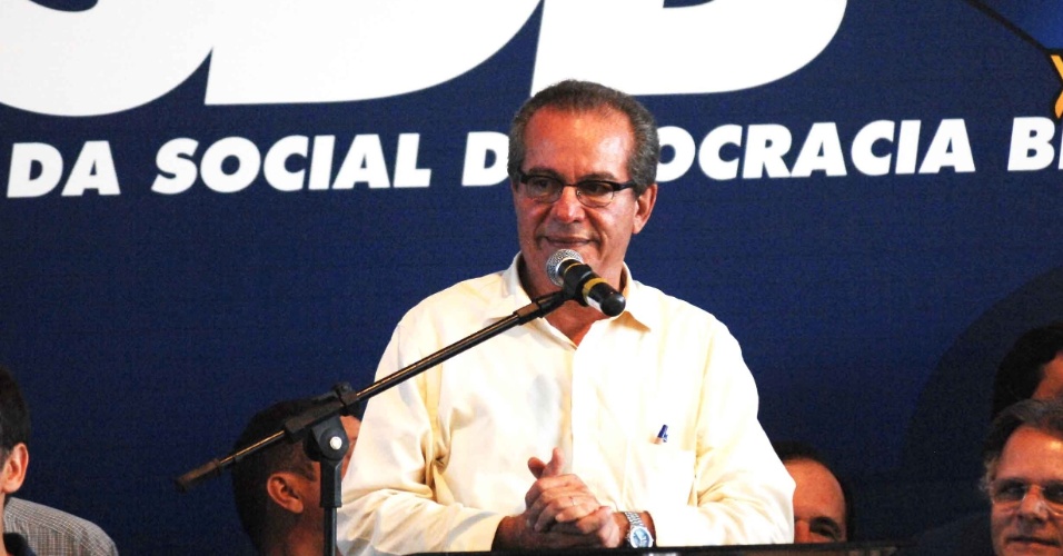 O candidato derrotado nas prévias tucanas José Aníbal, secretário estadual de Energia de São Paulo, discursa após anúncio da vitória de José Serra 