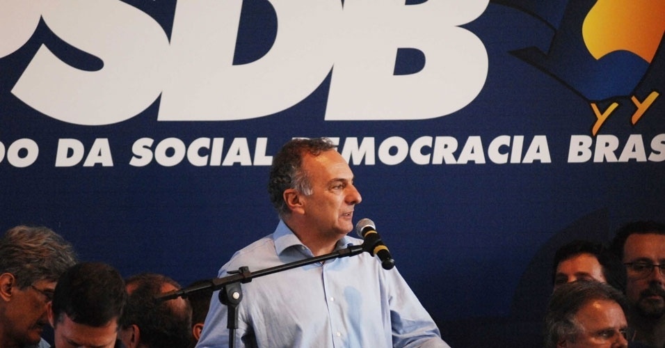 O candidato derrotado nas prévias tucanas Ricardo Tripoli discursa após anúncio da vitória de José Serra. Segundo ele, prévias resgataram democracia no PSDB