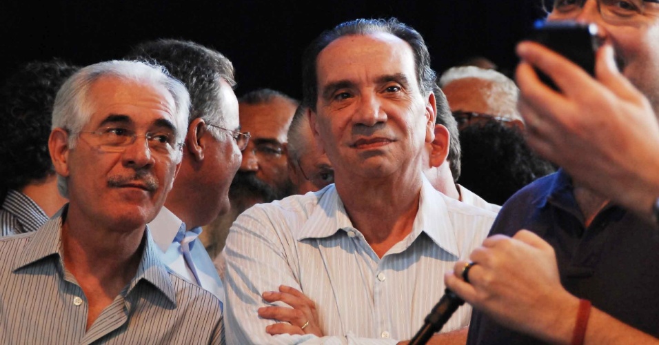 O senador Aloysio Nunes (centro) acompanha o resultado das prévias tucanas realizadas em São Paulo; o ex-governador José Serra recebeu 52% dos votos e será o candidato do PSDB na capital paulista