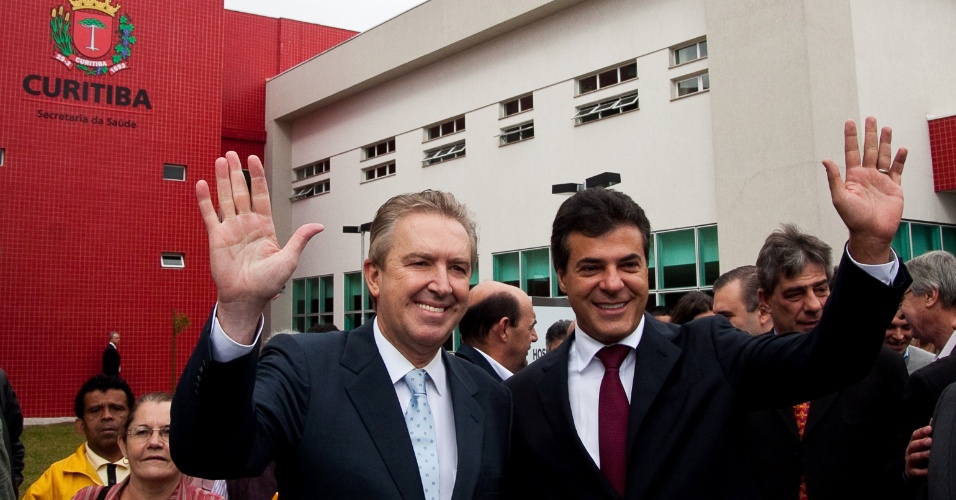 29.mar.2012 - O prefeito Luciano Ducci (PSB) (à esq.) e o governador do Paraná, Beto Richa (PSDB), inauguram hospital do Idoso Zilda Arns no Pinheirinho, em Curitiba