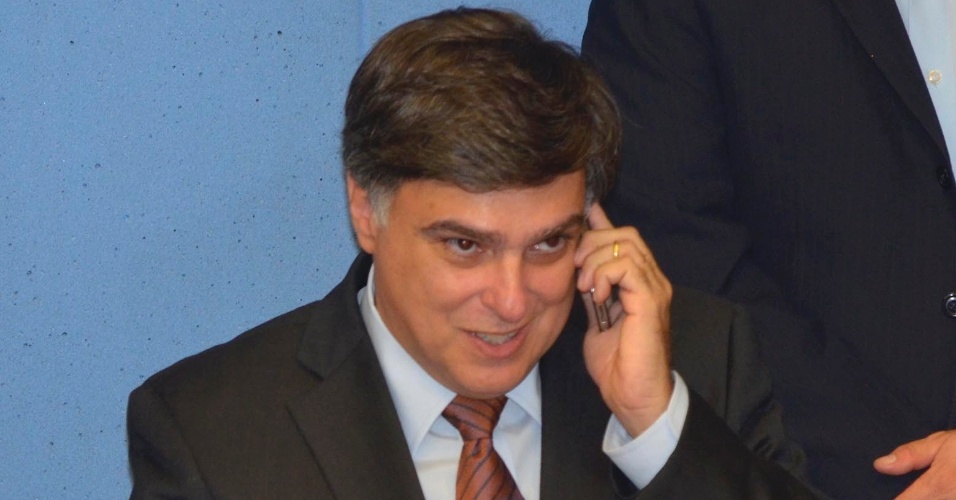 Pedro Serafim (PDT), eleito prefeito de Campinas com 22 votos de vereadores, fala ao telefone