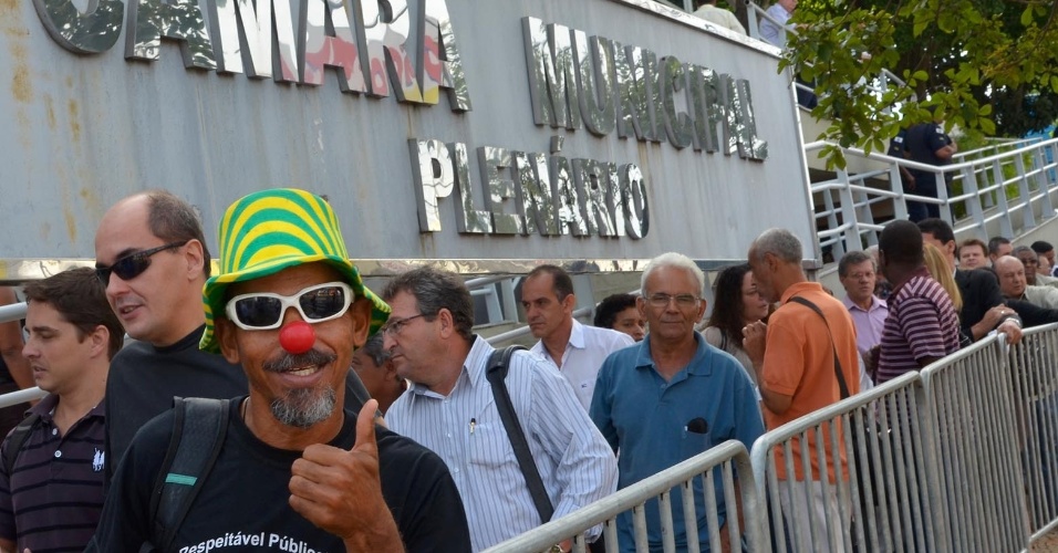 Pessoas compareceram à Câmara Municipal de Campinas para protestar durante a eleição indireta realizada para escolher o prefeito que irá administrar a cidade até dezembro deste ano