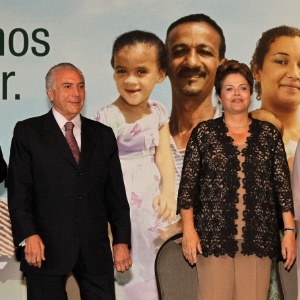 Ao lado de seu vice, Michel Temer (PMDB), a presidente Dilma Rousseff (PT) participa de evento com prefeitos