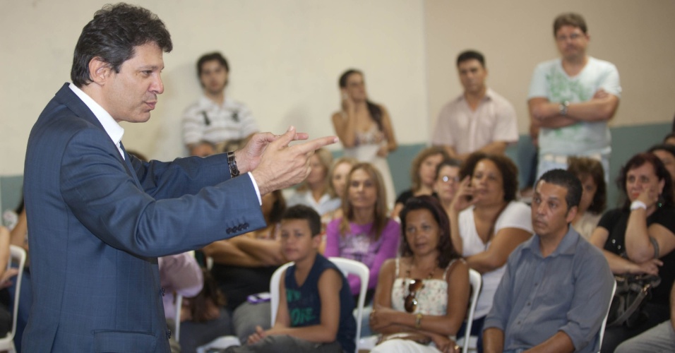 O pré-candidato do PT, Fernando Haddad, fala com educadores no salão de uma igreja em Pirituba, na zona Oeste de São Paulo