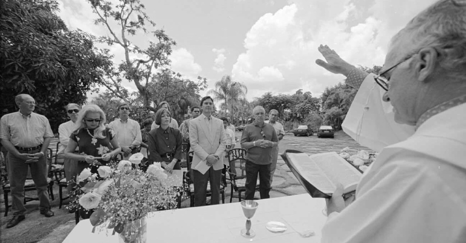 18 dez. 1994 - Rosane Collor e Fernando Collor de Mello, na Casa da Dinda, então residência oficial do presidente, durante missa em homenagem a Pedro Collor, após divulgada a notícia de sua morte cerebral