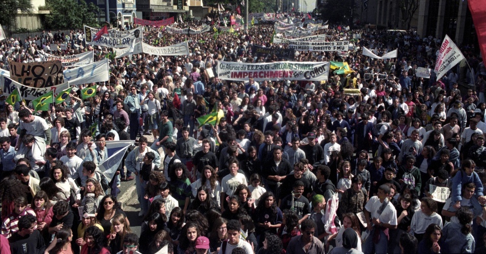 25 ago. 1992 - Manifestantes durante ato pelo impeachment do presidente Fernando Collor de Mello, na avenida Paulista, em São Paulo 
