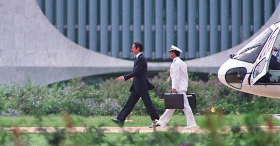 29 set. 1992 - O presidente Fernando Collor de Mello chega ao Palácio da Alvorada no dia da votação de seu impeachment na Câmara dos Deputados 