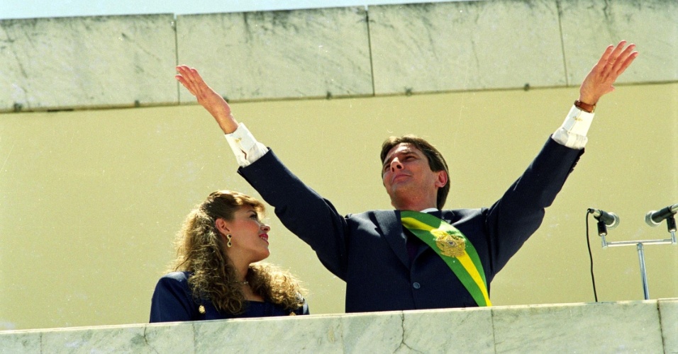 Fernando Collor de Mello, ao lado de sua mulher, Rosane, acena para público durante cerimônia de posse à Presidência da República do Brasil, em Brasília (DF)