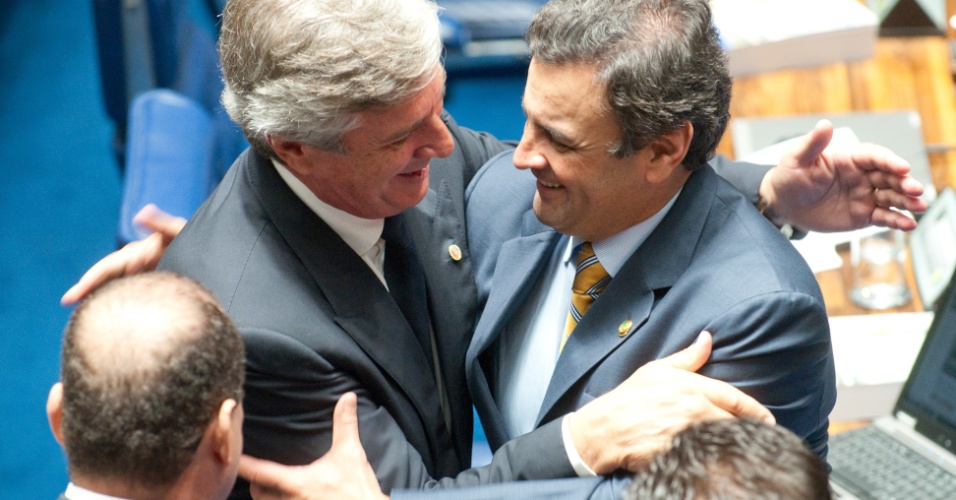 Fernando Collor é abraçado por Aécio Neves na posse de ambos no Senado