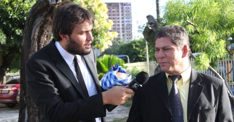 O comediante Ronald Rios (esq.), do programa CQC, entrevista o vereador Almir Fernando (PCdoB) nas proximidades da Câmara Municipal do Recife