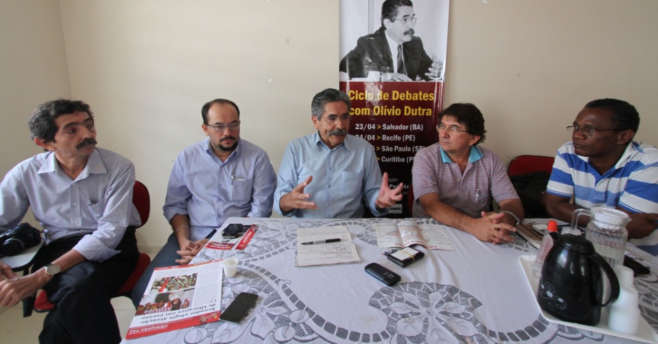 Olívio Dutra, ex-governador do Rio Grande do Sul, participa do ciclo de debates "O PT não deve se acomodar" na sede do PT de Pernambuco, em Recife