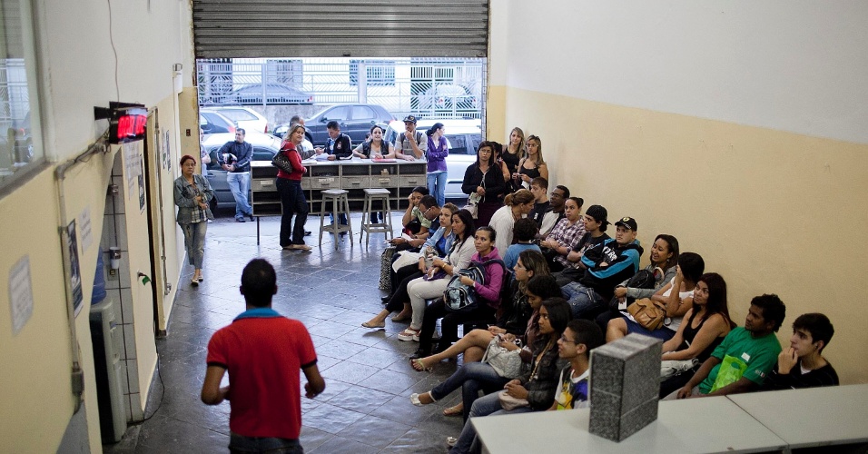 7.mai.2012 - Eleitores enfrentam fila para regularizar o título na região de Brasilândia, em São Paulo