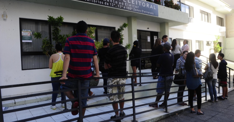 7.mai.2012 - Longas filas marcam os últimos dias para regularizar o título de eleitor em Florianópolis