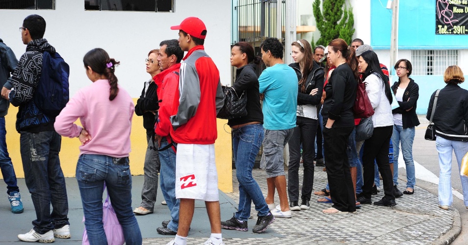 8.mai.2012 - Eleitores fazem fila para regularizar o título de eleitor no penúltimo dia antes do fim do prazo em São José dos Campos (a 97 quilômetros de São Paulo)