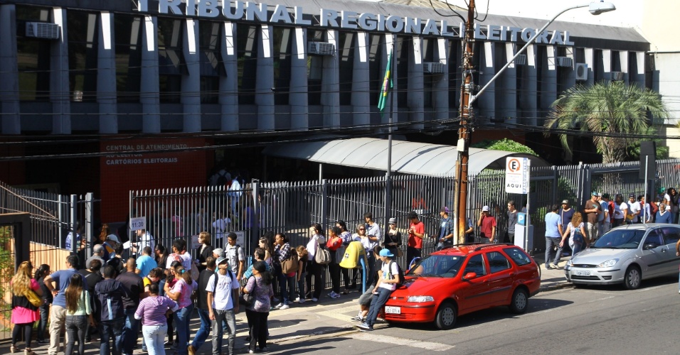 9.mai.2012 - Cerca de 400 pessoas formar fila em frente ao Tribunal Regional Eleitoral, no início da manhã desta quarta-feira, em Porto Alegre (RS). Termina hoje o prazo para emissão de título de eleitor, alteração de local de votação e revisão dos dados cadastrais