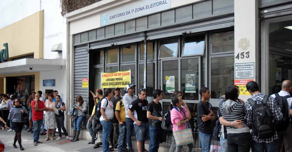 9.mai.2012 - Eleitores fazem fila na porta do Cartório da 1ª Zona Eleitoral, na Avenida Brigadeiro Luis Antonio, em São Paulo. Termina hoje o prazo para emissão de título de eleitor, alteração de local de votação e revisão dos dados cadastrais