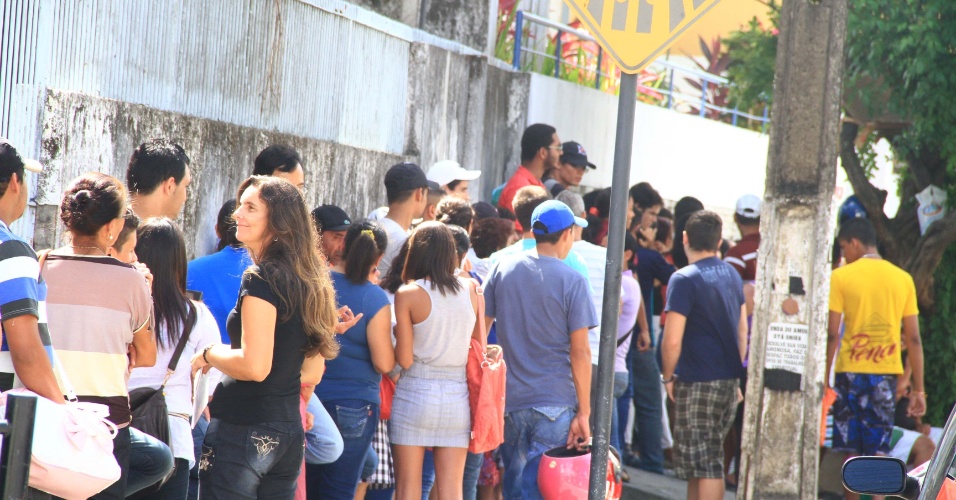 9.mai.2012 - Eleitores se aglomeram na porta de cartório eleitoral em João Pessoa nesta quarta-feira (9), último dia do prazo para regulizar o título de eleitor para as eleições municipais deste ano