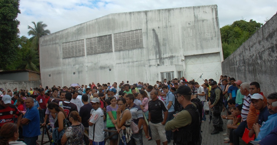 9.mai.2012 - Policiais organizam fila de eleitores no Fórum Eleitoral de Maceió. Pelo menos 2,5 mil pessoas procuraram atendimento na cidade nesta quarta-feira (9)