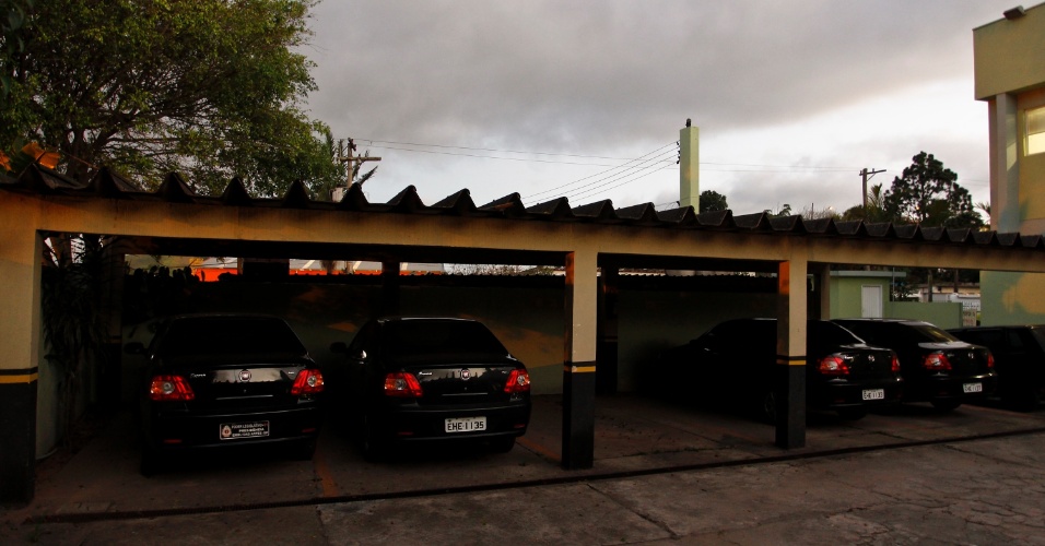 Carros usados pelos vereadores de Embu das Artes (SP) ficam em espaço coberto do estacionamento da Câmara Municipal