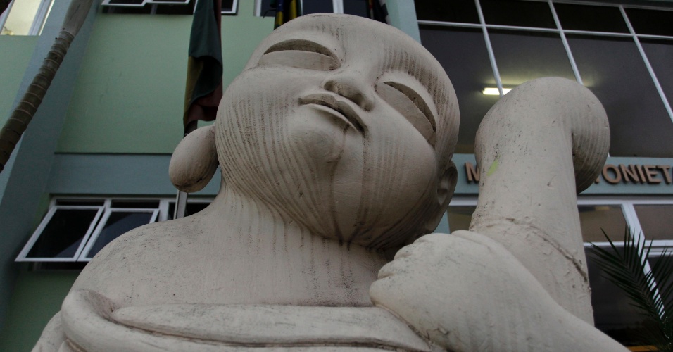 Escultura fica na entrada da Câmara Municipal de Embu das Artes (SP)