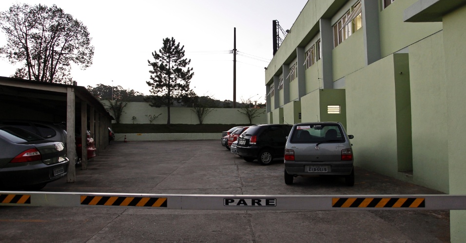Estacionamento da Câmara Municipal de Embu das Artes (SP) é apenas parcialmente coberto