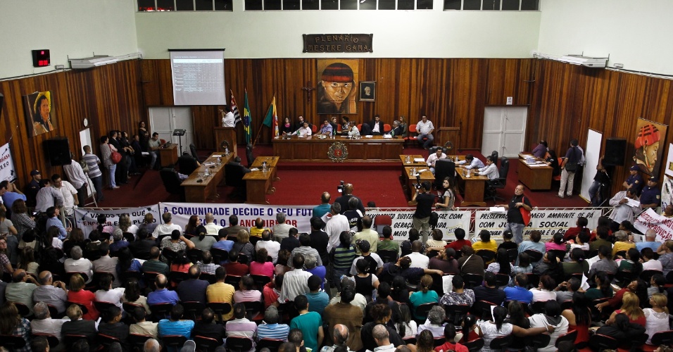 Plenário da Câmara Municipal de Embu das Artes (SP) durante audiência pública