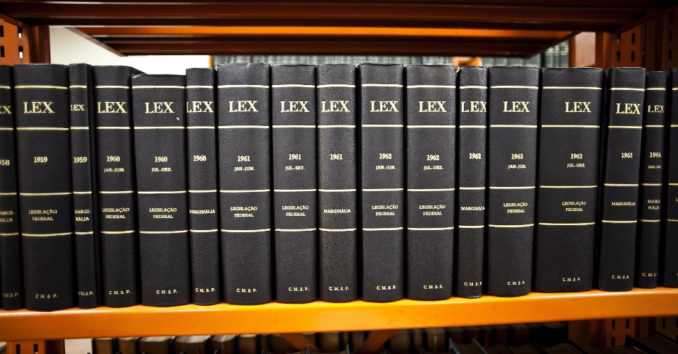 Prateleira da biblioteca da Câmara Municipal de São Paulo expõe livros voltados à legislação