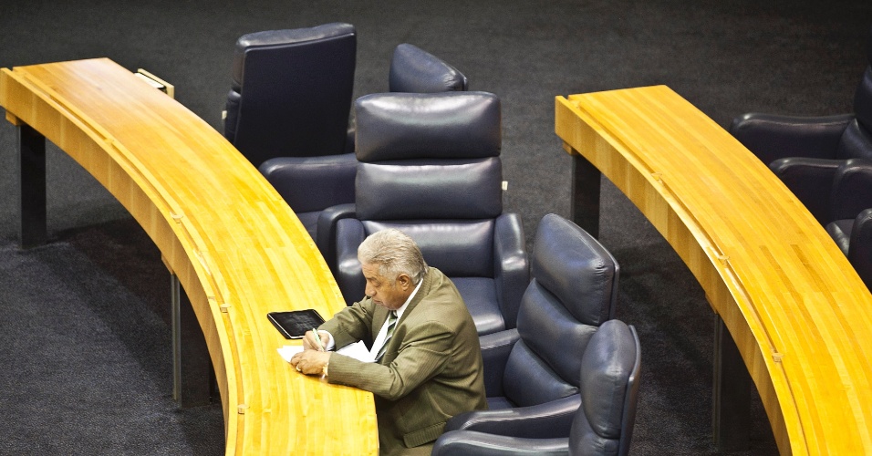 Vereador José Ferreira Zelão (PT-SP) acompanha sessão no plenário da Câmara Municipal de São Paulo 