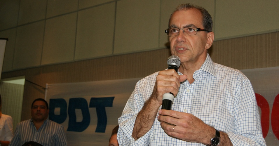 3.mai.2012 - O médico Kamil Fares discursa na cerimônia de posse como presidente do diretório do PDT de Cuiabá