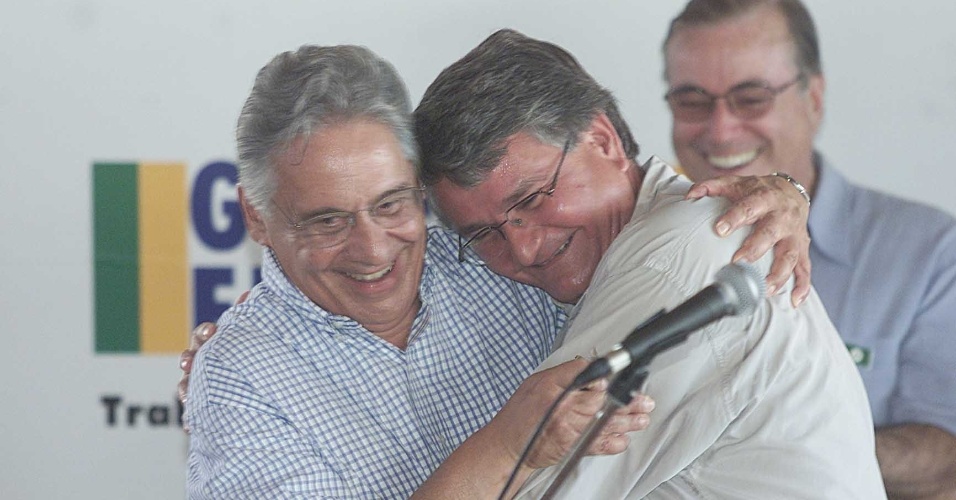 04 ago. 2001 - O ex-presidente Fernando Henrique Cardoso (PSDB) abraça Zeca do PT, então governador do Mato Grosso do Sul, que presenteou, na ocasião, FHC com uma pena do pássaro caburé que, segundo a crença popular, trás sorte com as mulheres