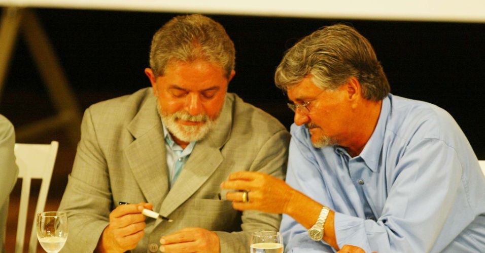 22 fev.2005 - O ex-presidente Luiz Inacio Lula da Silva e o ex-governador do Matro Grosso do Sul Zeca do PT durante a cerimônia de assinatura de Termo de Implantacao do Polo Minero-Siderúrgico de Corumbá, no Centro de Convenções de  Campo Grande, em Mato Grosso do Sul 