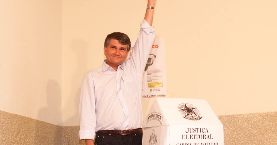 24 out. 1998 - Zeca do PT, então candidato do PT ao governo de Mato Grosso do Sul, vota, em 1998. Ele foi eleito pela primeira vez naquele ano. Em 2002, ele concorreu à reeleição e voltou a vencer
