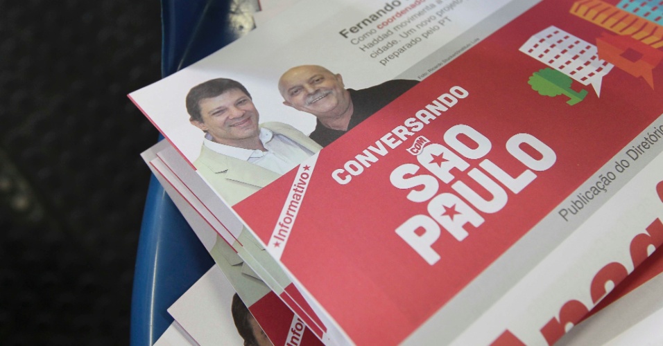 19.mai.2012 - Material de campanha do diretório do PT em São Paulo mostra o pré-candidato Fernando Haddad e o ex-presidente Lula juntos