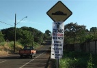 Moradores de Cascavel (PR) protestam colocando cartaz em placa de sinalização - Neo Gonçalves/CGN