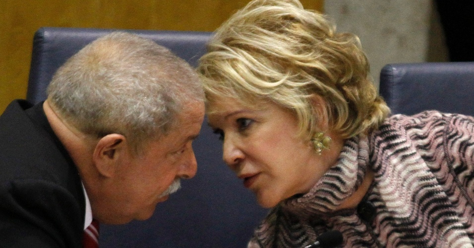 21 mai. 2012 - Ex-presidente Lula conversa com a senadora Marta Suplicy