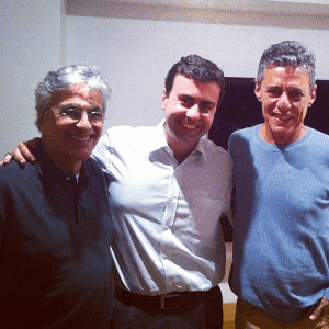 Caetano Veloso, Marcelo Freixo (centro) e Chico Buarque participam de encontro no Rio de Janeiro