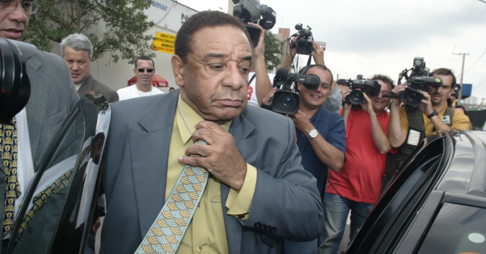 15.set.2005 - Apos visitar o ex-prefeito preso Paulo Maluf, o cantor e vereador de Sao Paulo Agnaldo Timoteo deixa o predio da Policia Federal gritando e ofendendo todos os reporteres que cobriam a entrada do predio: