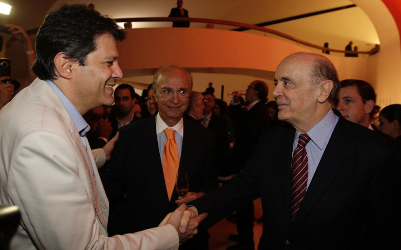 24.mai.2012 - Pré-candidatos do PT, Fernando Haddad, e do PSDB, José Serra, se cumprimentam em evento promovido pelo jornal "O Estado de S.Paulo", na noite de quarta-feira (23)