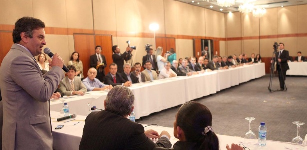 Aécio Neves (PSDB-MG) discursa durante evento ao lado do deputado Sérgio Guerra (PSDB-PE)