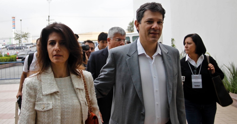 2. jun. 2012 - Fernando Haddad chega ao lado da mulher, Ana Estela,  para o 18º Encontro Municipal do PT, em São Paulo, onde foi lançada a candidatura de Fernando Haddad